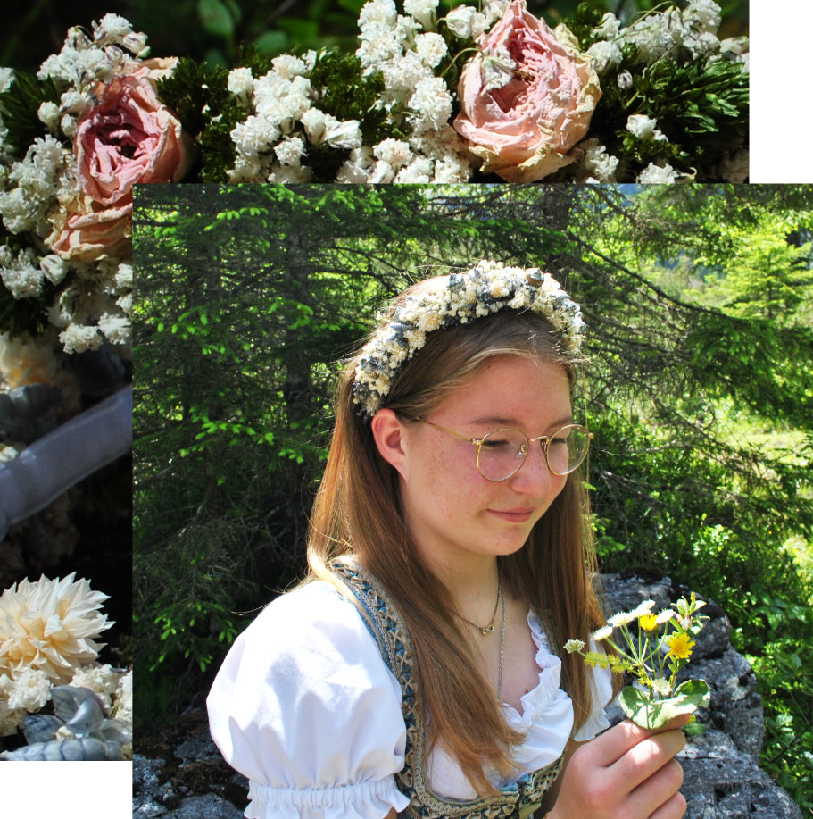 Blumenkranz – Mädchen im Dirndl mit Trockenblumenkranz im Wald, im Hintergrund Blütendetails