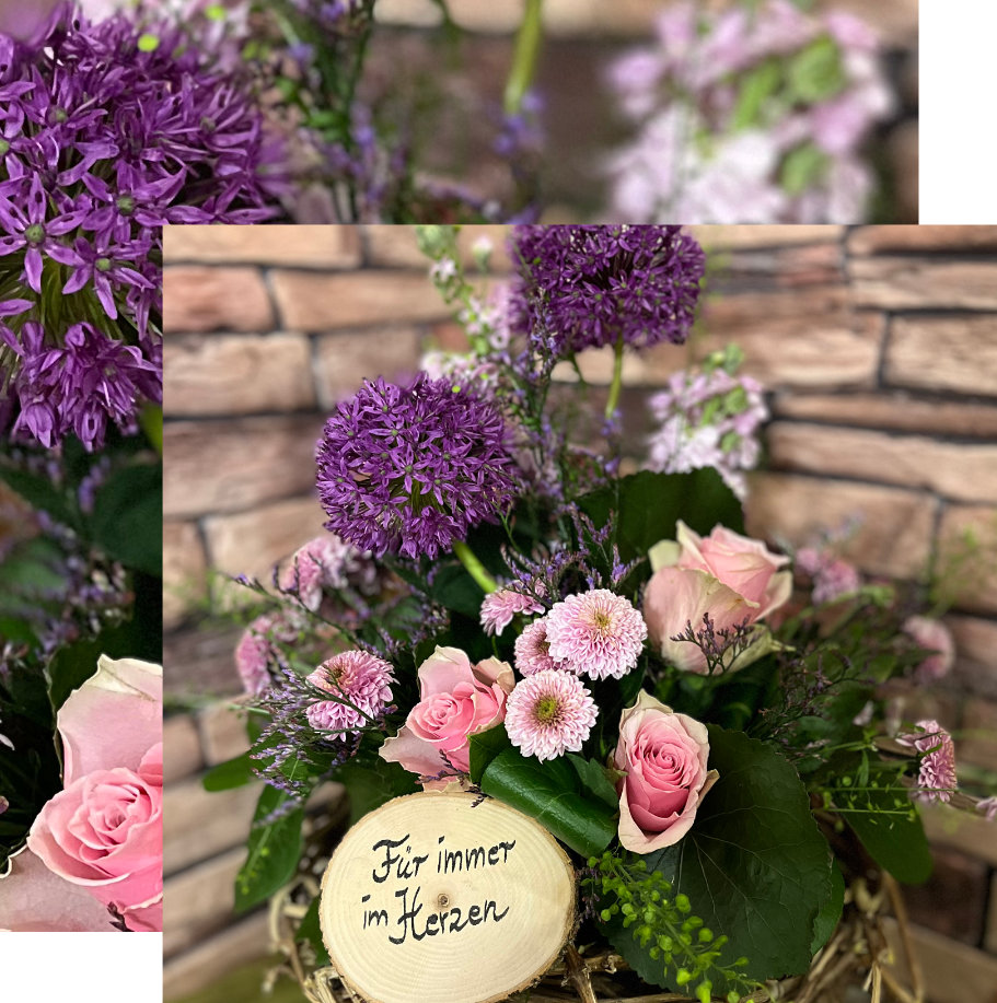 Trauergesteck mit Allium, Rosen und Chrysanthemen, Holzscheibe mit Schriftzug „Für immer im Herzen"