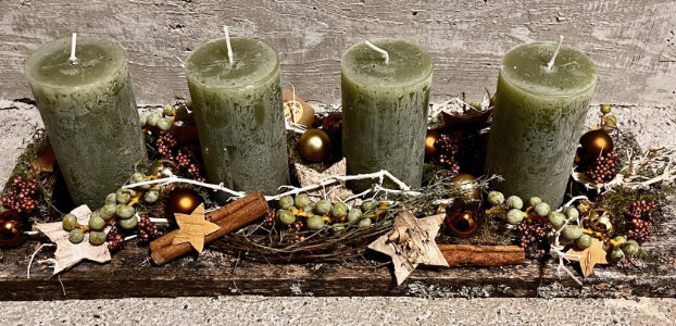 Advent-Workshop in Tirol mit weihnachtlicher Floristik und Naturmaterialien