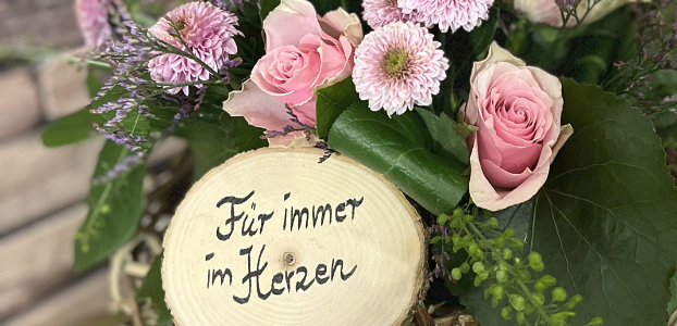 Gedenkfloristik-Workshop in Tirol mit natürlichen Materialien