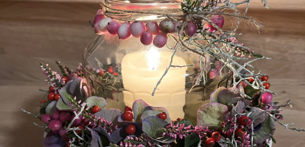 Workshop Lichtzauber – Windlicht im Einmachglas mit Hortensien, Beeren und Heide dekoriert