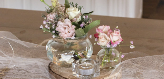 Workshop Besondere Momente – Hochzeitstischdeko mit Rosen, Glasvasen und Teelicht auf Holzscheibe